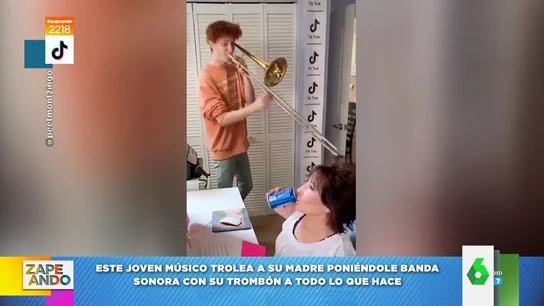 Un joven trolea a su madre poniendo música con su trombón a todo lo que hace Un joven trolea a su madre poniendo música con su trombón a todo lo que hace