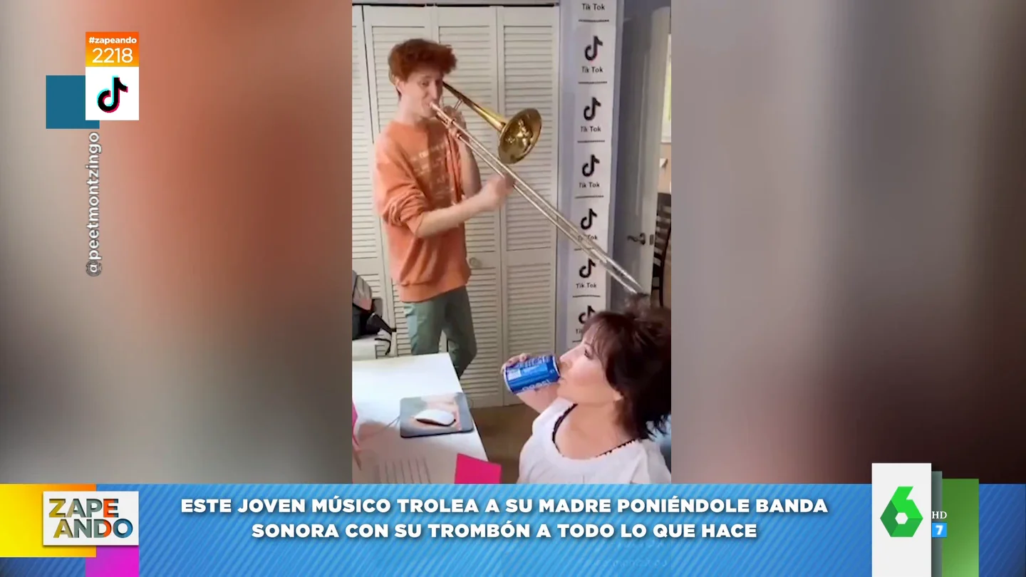 Un joven trolea a su madre poniendo música con su trombón a todo lo que hace Un joven trolea a su madre poniendo música con su trombón a todo lo que hace