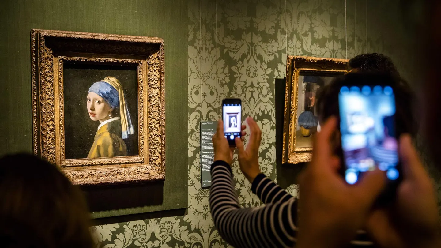 Vierten salsa de tomate cerca de la "Mona Lisa neerlandesa" de Vermeer en Países Bajos Vierten salsa de tomate cerca de la "Mona Lisa neerlandesa" de Vermeer en Países Bajos