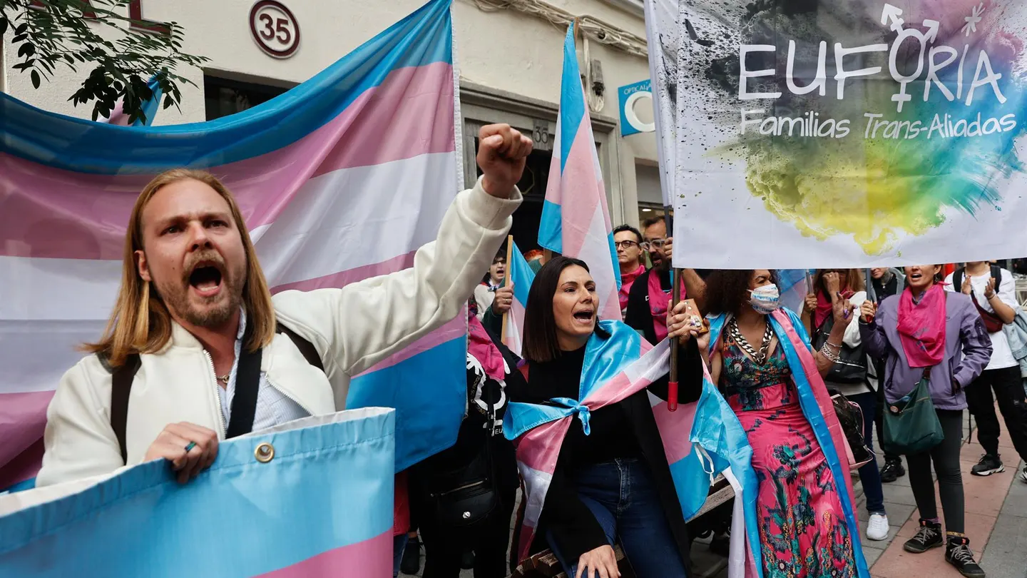 Manifestación convocada por la Plataforma Trans frente a la sede del PSOE por haber solicitado una semana más la ampliación del plazo para la presentación de enmiendas a la ley trans. Manifestación convocada por la Plataforma Trans frente a la sede del PSOE por haber solicitado una semana más la ampliación del plazo para la presentación de enmiendas a la ley trans.
