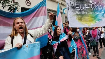 Manifestación convocada por la Plataforma Trans frente a la sede del PSOE por haber solicitado una semana más la ampliación del plazo para la presentación de enmiendas a la ley trans. 