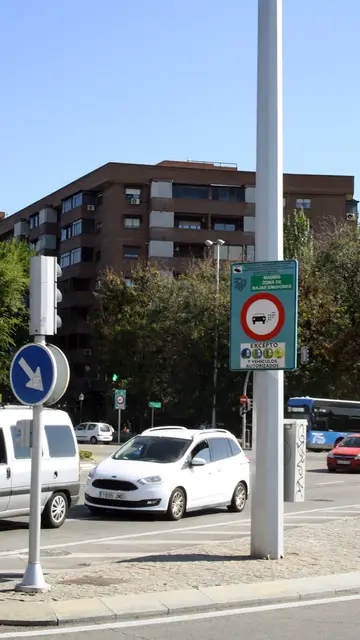 Zonas de Bajas Emisiones Señal e Zona de Bajas Emisiones en la Glorieta de Pirámides en Madrid
