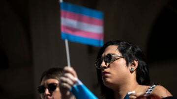 Imagen de archivo de una manifestante con la bandera trans
