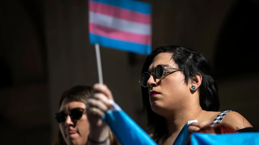 Imagen de archivo de una manifestante con la bandera trans