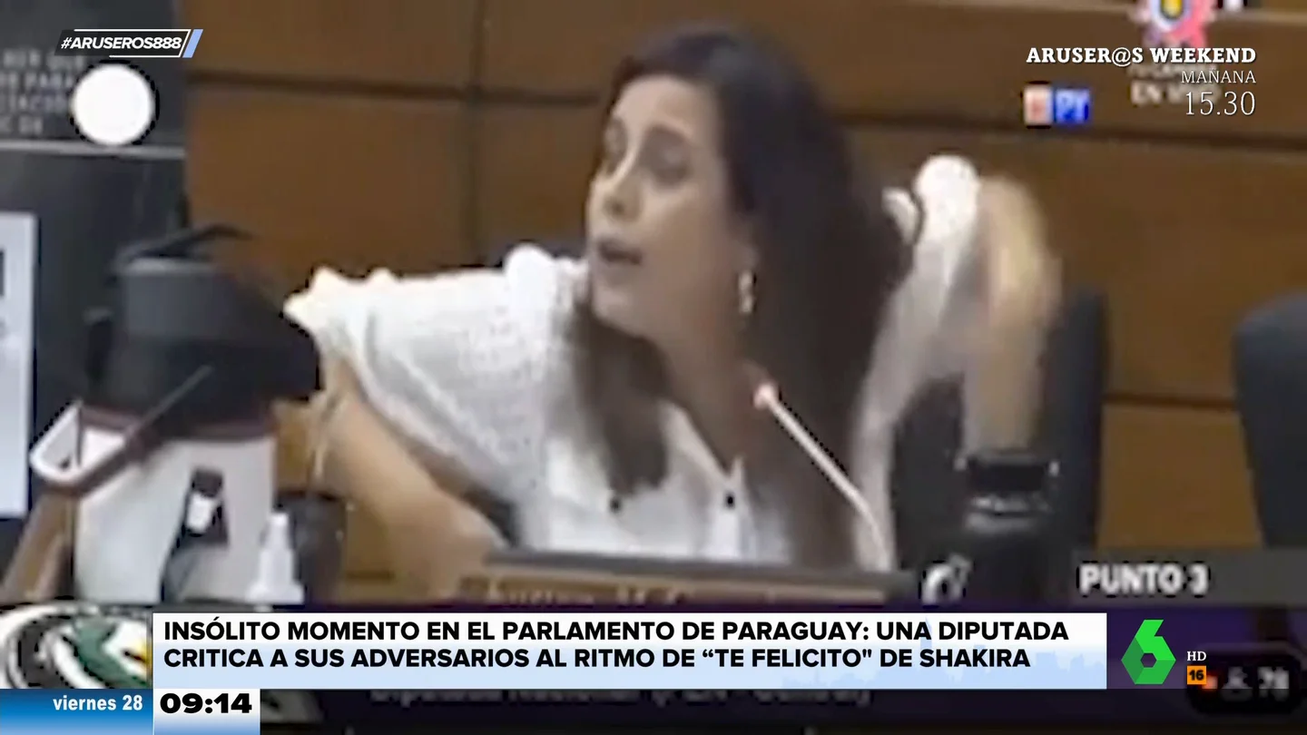 Momento surrealista: una diputada baila y canta una canción de Shakira que dedica a sus adversarios Momento surrealista: una diputada baila y canta una canción de Shakira que dedica a sus adversarios