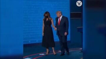 Melania le hace la cobra a Trump y rechaza su mano