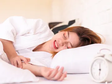 Apretar los dientes mientras duermes Apretar los dientes mientras duermes