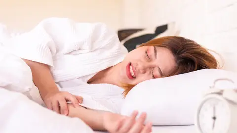 Apretar los dientes mientras duermes Apretar los dientes mientras duermes