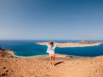 Una mujer en la isla de La Graciosa, en Canarias Una mujer en la isla de La Graciosa, en Canarias