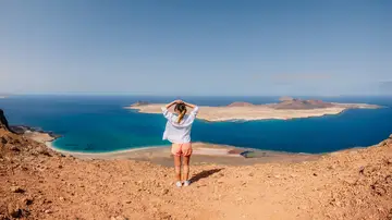 Una mujer en la isla de La Graciosa, en Canarias
