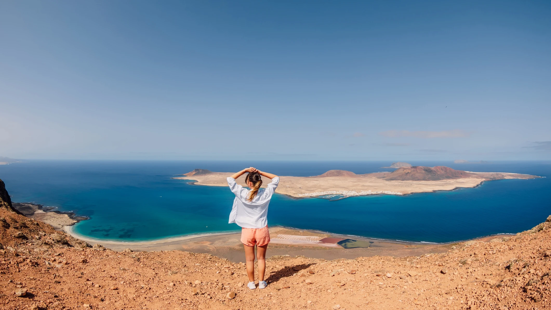 Una mujer en la isla de La Graciosa, en Canarias Una mujer en la isla de La Graciosa, en Canarias