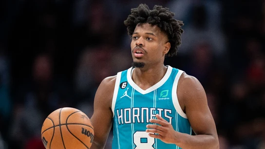 Dennis Smith Jr. con los Charlotte Hornets Dennis Smith Jr. con los Charlotte Hornets