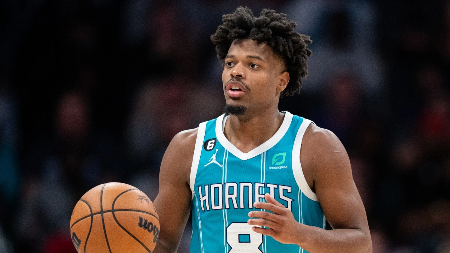 Dennis Smith Jr. con los Charlotte Hornets Dennis Smith Jr. con los Charlotte Hornets