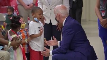 Un niño le hace la cobra a Biden