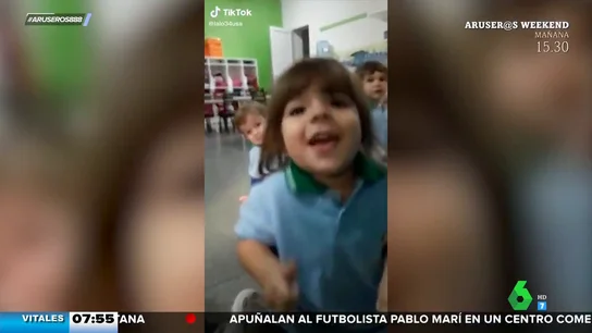"Hoy es viernes y el cuerpo lo sabe": una pequeña espectadora baila y canta la canción de los aruser@s "Hoy es viernes y el cuerpo lo sabe": una pequeña espectadora baila y canta la canción de los aruser@s