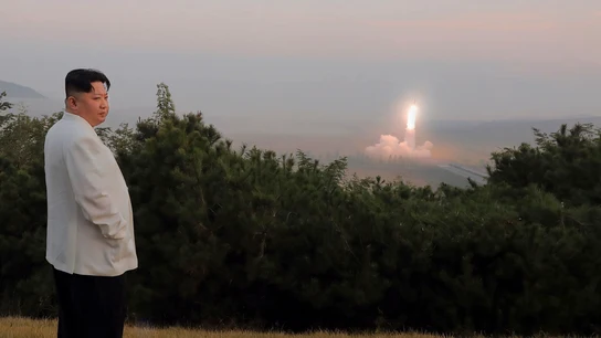 El líder norcoreano Kim Jong Un inspecciona una prueba de misiles en un lugar no revelado en Corea del Norte El líder norcoreano Kim Jong Un inspecciona una prueba de misiles en un lugar no revelado en Corea del Norte