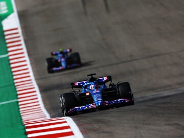Fernando Alonso y al fondo, Esteban Ocon