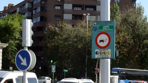 Zonas de Bajas Emisiones Señal de ZBE situada en el Glorieta de Pirámides, Madrid
