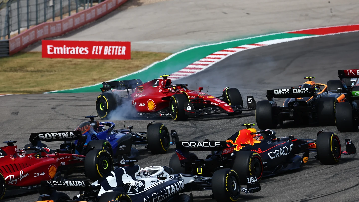 El Ferrari de Carlos Sainz, tras el toque de George Russell El Ferrari de Carlos Sainz, tras el toque de George Russell