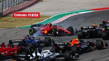 El Ferrari de Carlos Sainz, tras el toque de George Russell