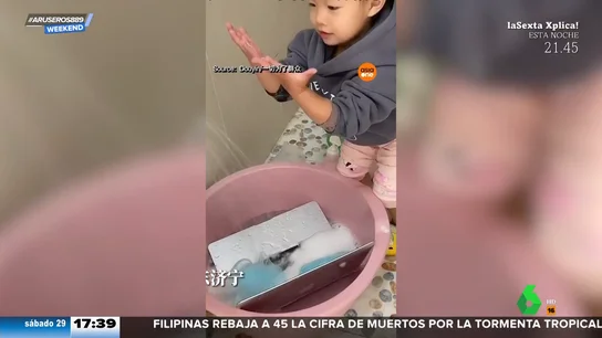 Una niña sumerge el ordenador de su padre en agua y jabón tras oírle decir que está lleno de basura Una niña sumerge el ordenador de su padre en agua y jabón tras oírle decir que está lleno de basura