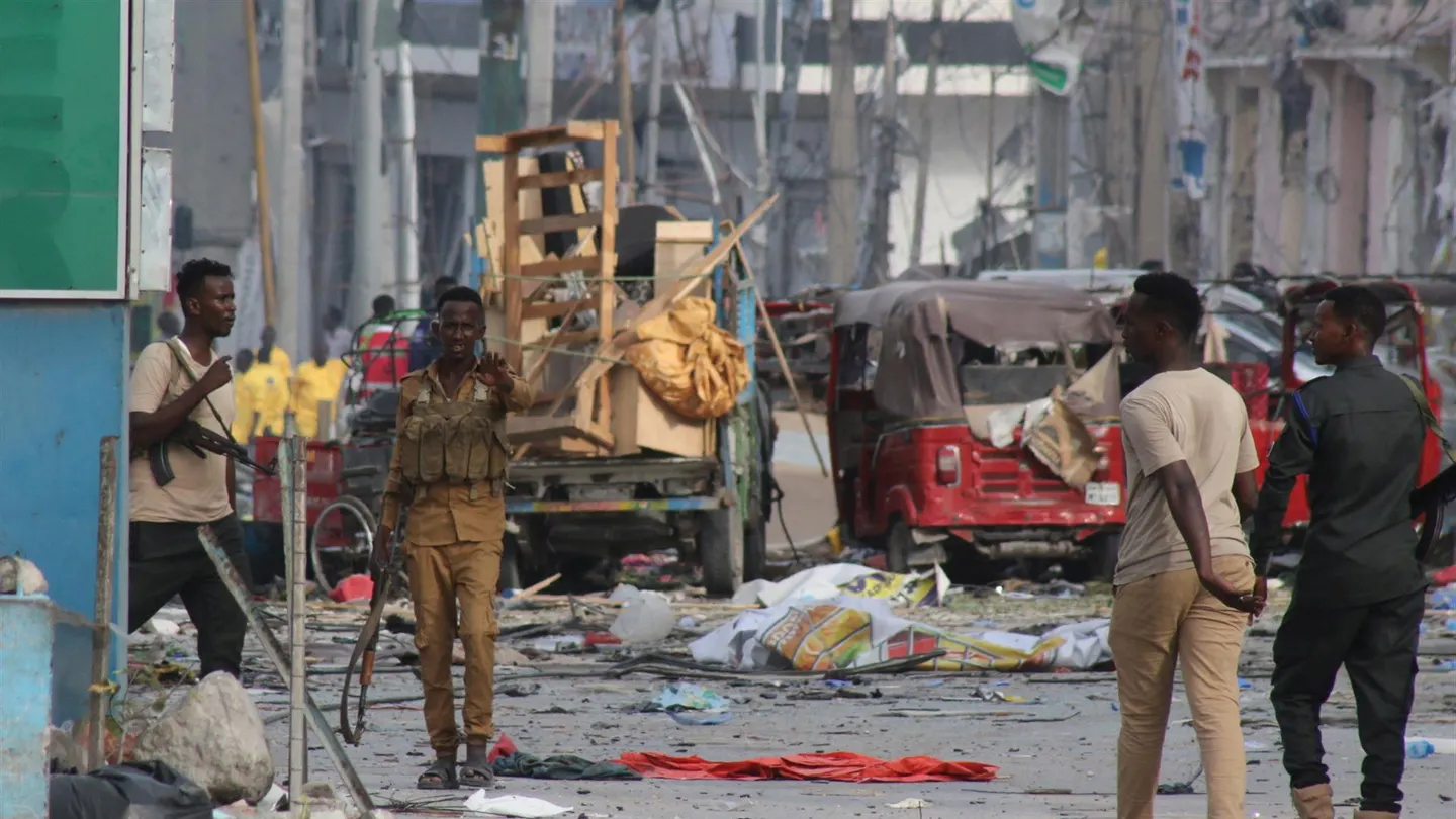 Mueren al menos diez personas en dos explosiones simultáneas en Mogadiscio (Somalia) Mueren al menos diez personas en dos explosiones simultáneas en Mogadiscio (Somalia)