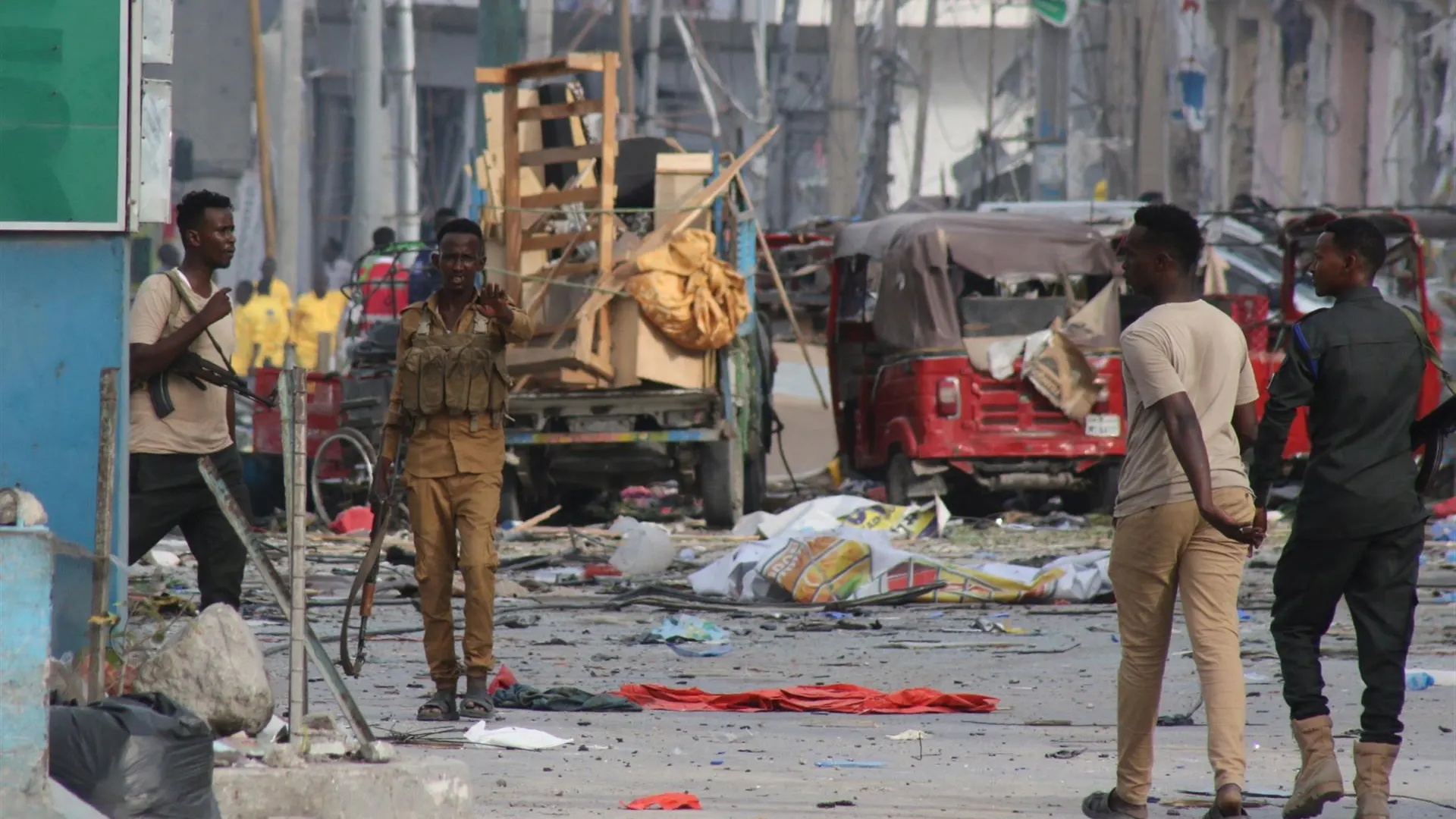 Mueren al menos diez personas en dos explosiones simultáneas en Mogadiscio (Somalia)