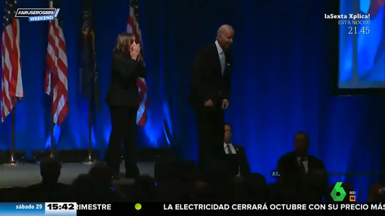 Biden amenaza con tirarse del escenario sobre el público Biden amenaza con tirarse del escenario sobre el público
