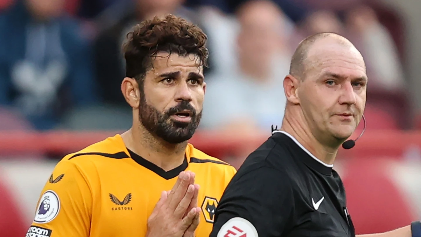 Diego Costa protesta al árbitro Diego Costa protesta al árbitro