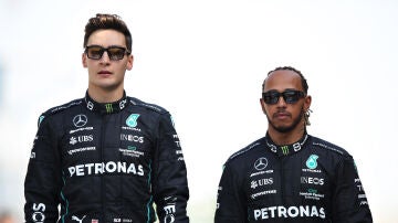 Russell y Hamilton, piloto de Mercedes