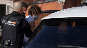 Agentes de la Policía Nacional trasladan a comisaria a la mujer arrestada en Gijón en relación a la muerte de su hija