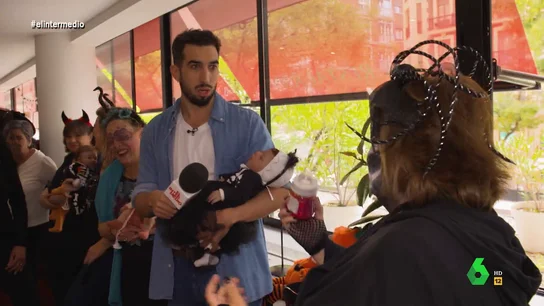 La cómica reacción de Isma Juárez cuando una señora le da un biberón de "sangre" a un bebé "reborn" La cómica reacción de Isma Juárez cuando una señora le da un biberón de "sangre" a un bebé "reborn"