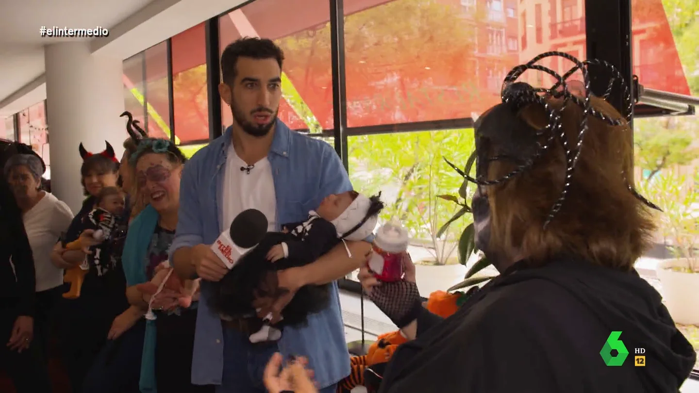 La cómica reacción de Isma Juárez cuando una señora le da un biberón de "sangre" a un bebé "reborn" La cómica reacción de Isma Juárez cuando una señora le da un biberón de "sangre" a un bebé "reborn"