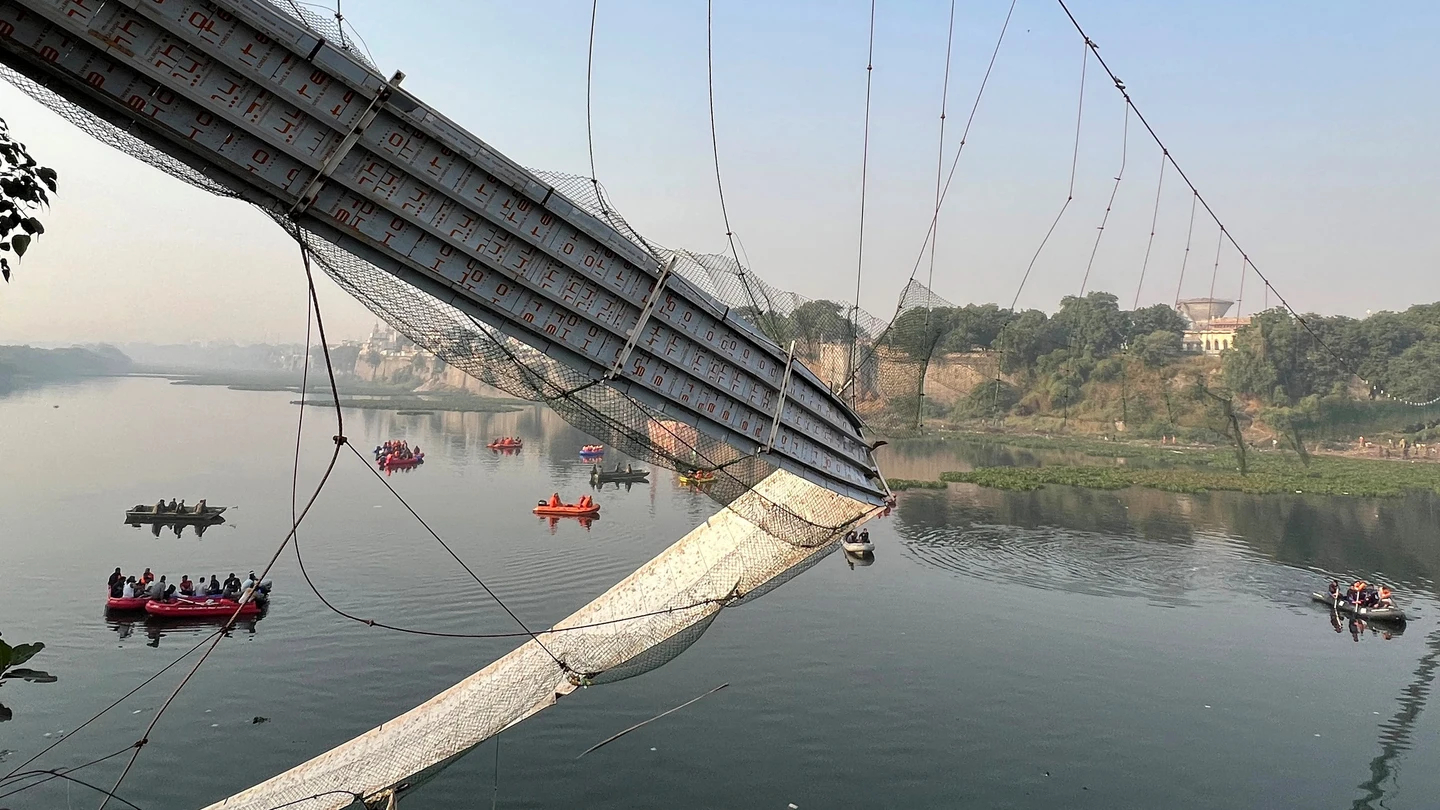 El puente colgante de la India colapsado El puente colgante de la India colapsado