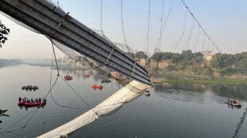 El puente colgante de la India colapsado