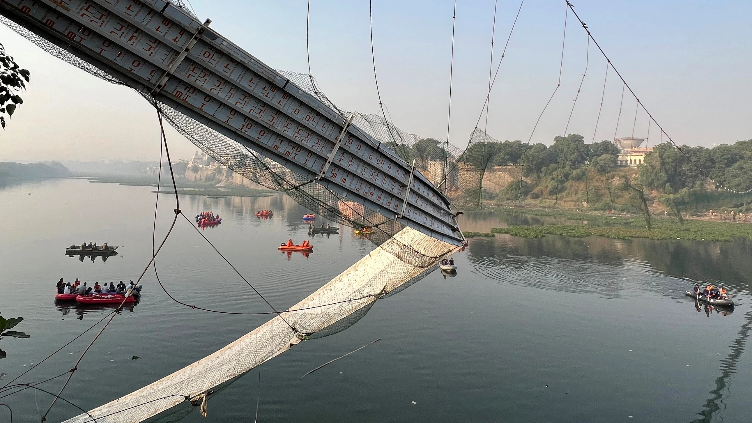 El puente colgante de la India colapsado