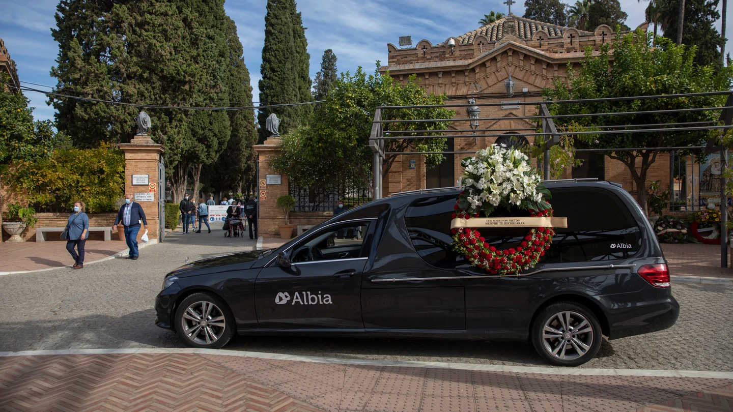 Un coche fúnebre aparcado en las inmediaciones del Cementerio de San Fernando, en Sevilla, Andalucía (España). Un coche fúnebre aparcado en las inmediaciones del Cementerio de San Fernando, en Sevilla, Andalucía (España).