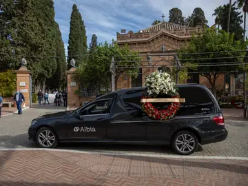Un coche fúnebre aparcado en las inmediaciones del Cementerio de San Fernando, en Sevilla, Andalucía (España).