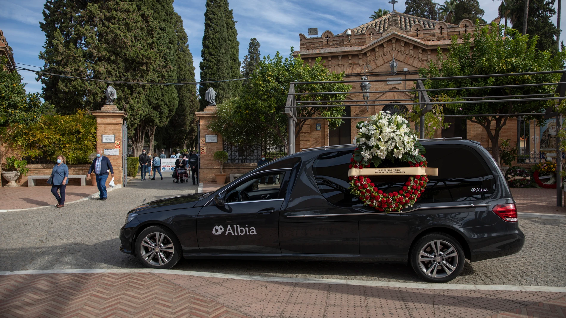 Un coche fúnebre aparcado en las inmediaciones del Cementerio de San Fernando, en Sevilla, Andalucía (España).