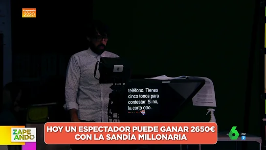 Histórico momento en Zapeando: Quique Peinado sustituye a un cámara cuando Dani Mateo y Valeria Ros le sacan en plató Histórico momento en Zapeando: Quique Peinado sustituye a un cámara cuando Dani Mateo y Valeria Ros le sacan en plató