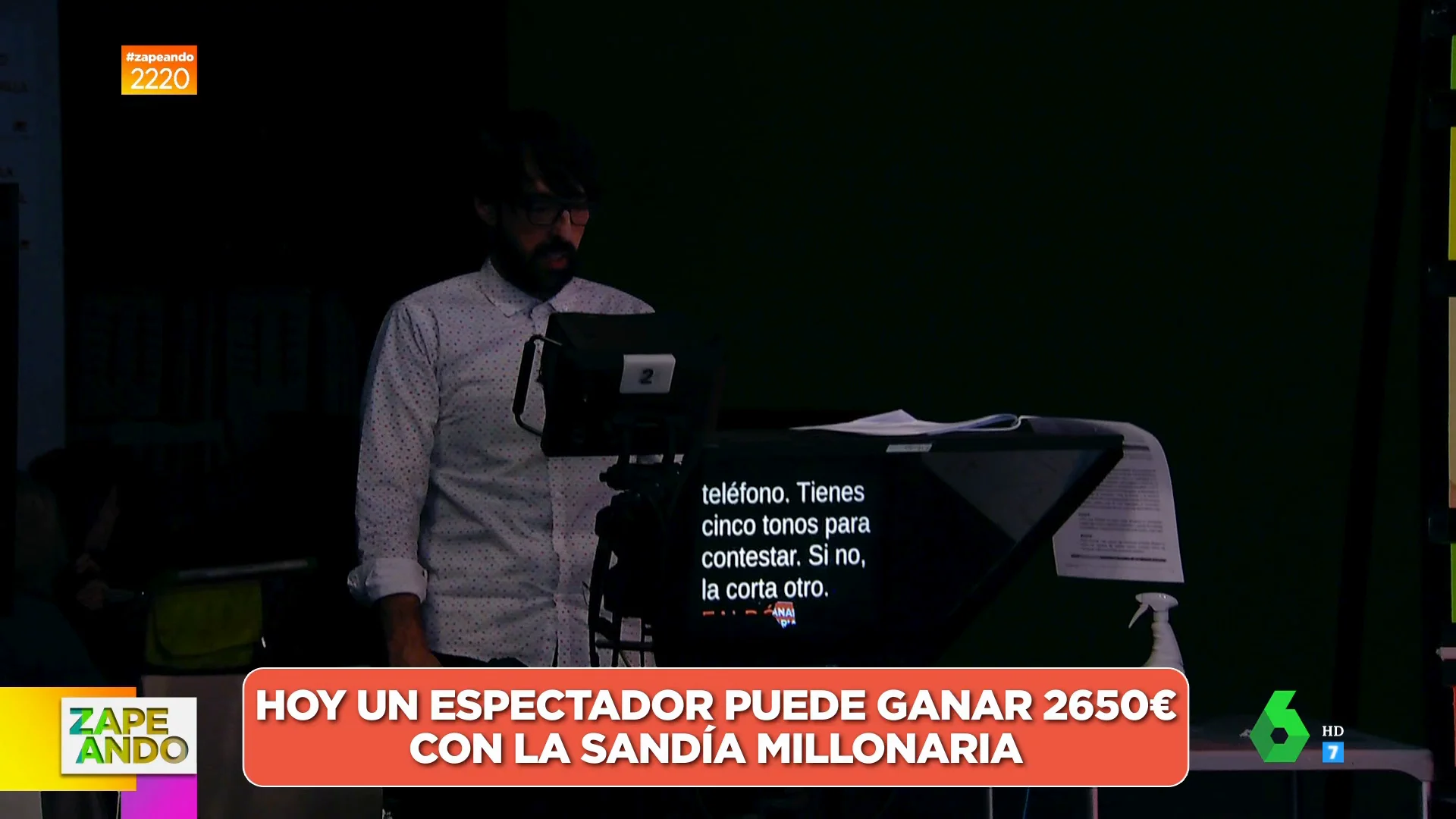 Histórico momento en Zapeando: Quique Peinado sustituye a un cámara cuando Dani Mateo y Valeria Ros le sacan en plató