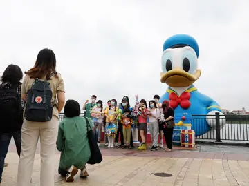 China cierra Disney Shanghái por Covid-19 y deja a todos sus visitantes confinados dentro