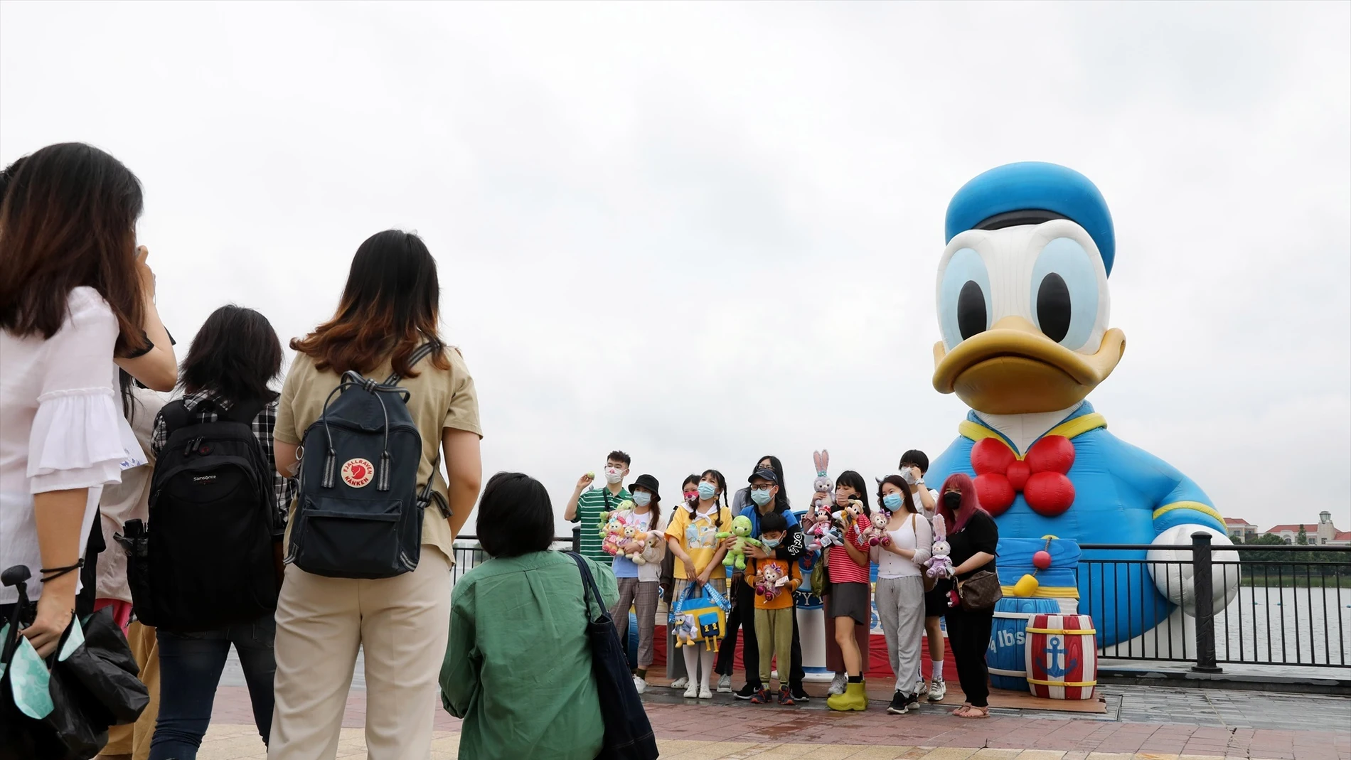 China cierra Disney Shanghái por Covid-19 y deja a todos sus visitantes confinados dentro