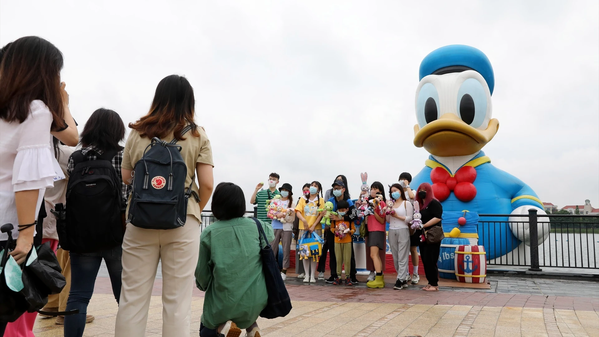 China cierra Disney Shanghái por Covid-19 y deja a todos sus visitantes confinados dentro