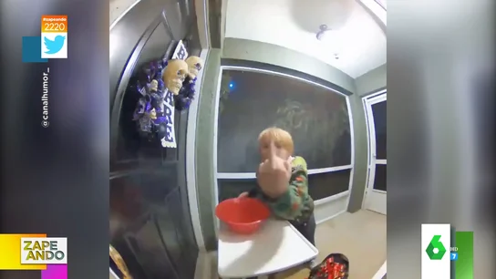 La peineta viral de un niño a unos vecinos tras robarles todos los caramelos de Halloween La peineta viral de un niño a unos vecinos tras robarles todos los caramelos de Halloween