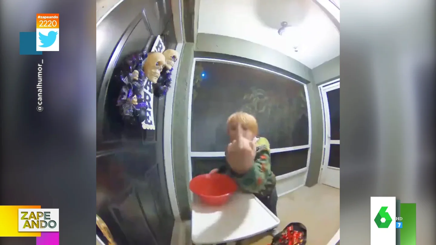 La peineta viral de un niño a unos vecinos tras robarles todos los caramelos de Halloween La peineta viral de un niño a unos vecinos tras robarles todos los caramelos de Halloween