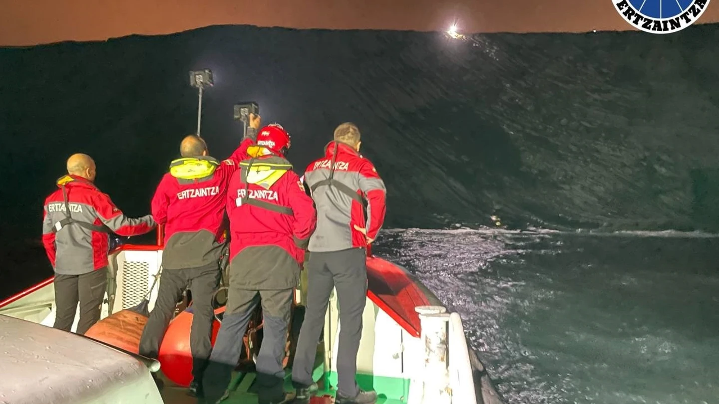 Rescatan a tres jóvenes atrapados por la marea durante más de tres horas en Getxo. Rescatan a tres jóvenes atrapados por la marea durante más de tres horas en Getxo.