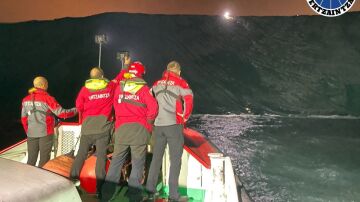 Rescatan a tres jóvenes atrapados por la marea durante más de tres horas en Getxo.