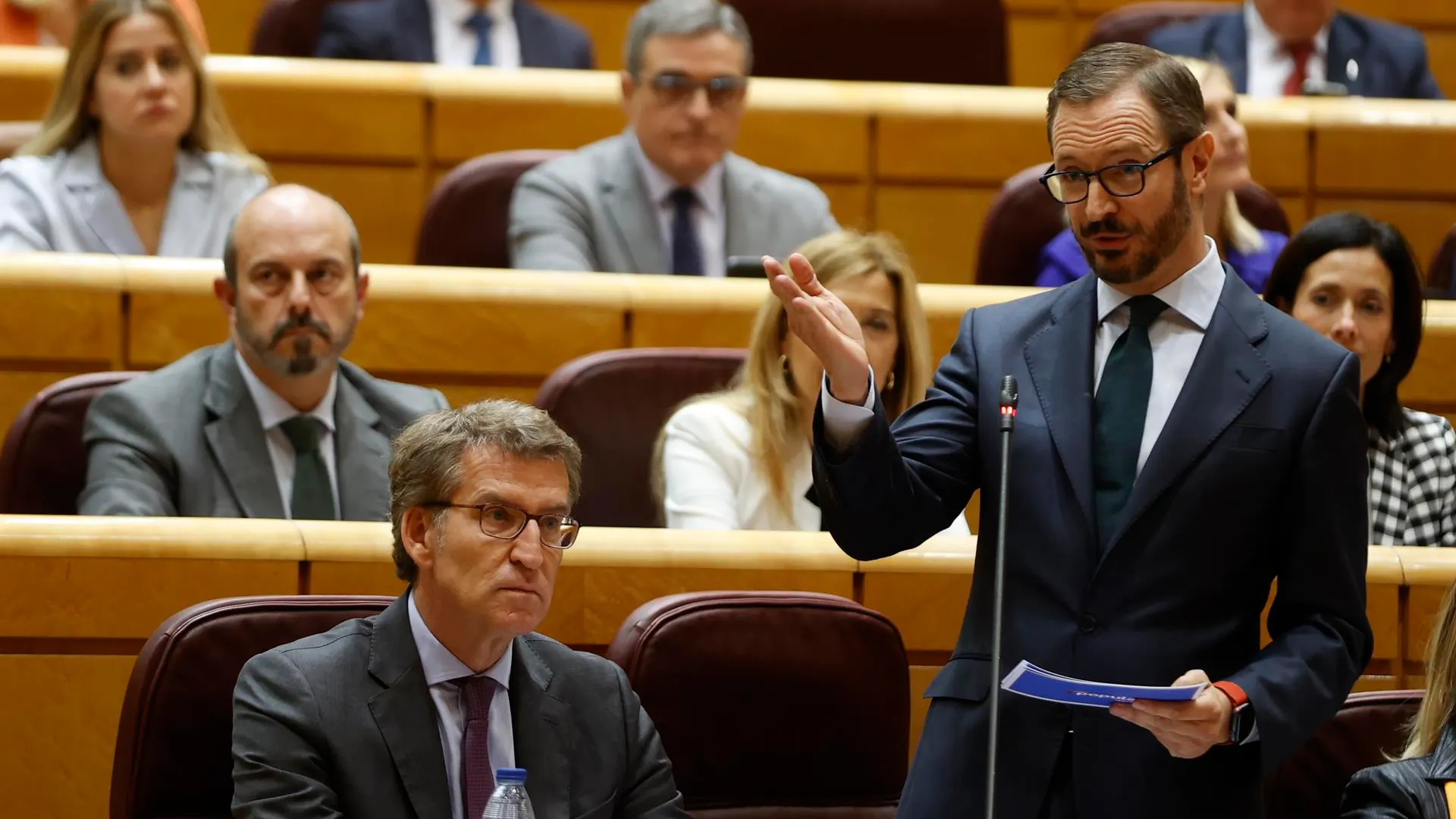  El portavoz del PP en el Senado, Javier Maroto, interviene junto al líder de su partido, Alberto Núñez Feijóo.