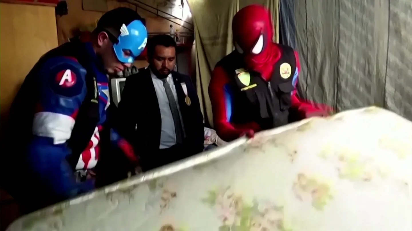 Policías se disfrazan de Thor, Capitán América, Catwoman y Spiderman para dar caza a una familia de narcotraficantes en Perú Policías se disfrazan de Thor, Capitán América, Catwoman y Spiderman para dar caza a una familia de narcotraficantes en Perú